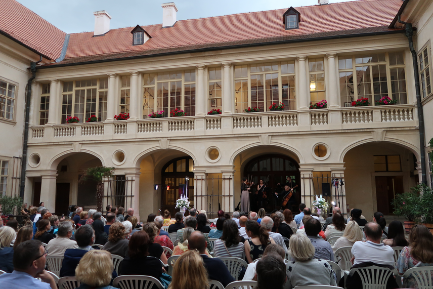 Koncert na nádvoří