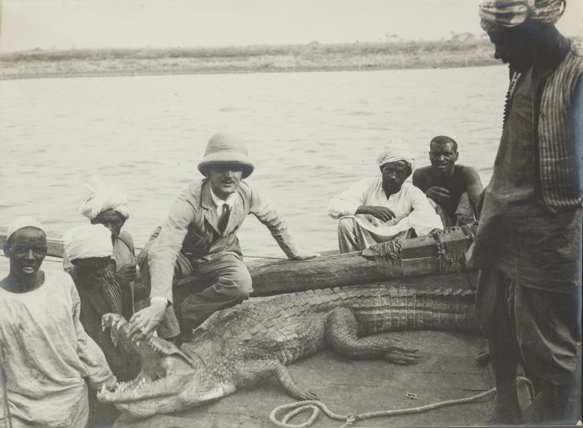 Staré foto: Karel Podstatzky-Lichtenstein s&nbsp;uloveným krokodýlem a&nbsp;místními průvodci, Grabštejn
