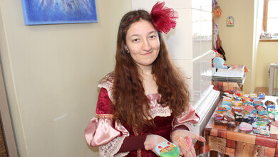 Princezna ukazuje výrobky z výtvarného ateliéru