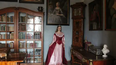 Princezna v zámecké knihovně