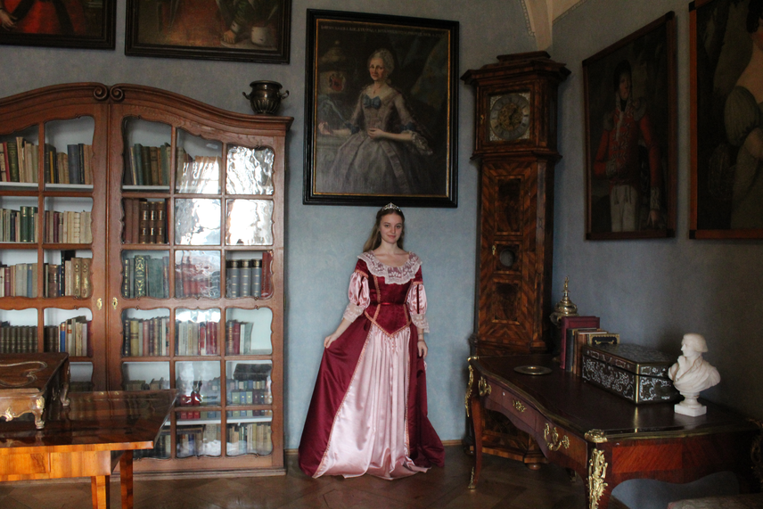 Princezna v zámecké knihovně